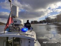 Załamał się lód na tafli jeziora, omal nie doszło do tragedii – szczecińscy „wodniacy” ostrzegają