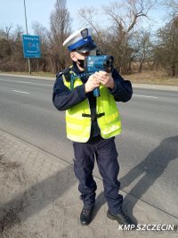 policjant mierzy prędkość