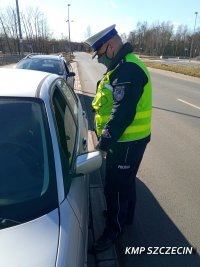 policjant zatrzymuje pojazd osobowy