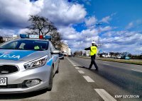 Policjant zatrzymujący pojazd do kontroli drogowej