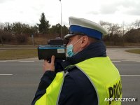 Policjant kontrolujący prędkość za pomocą urządzenia TruCam