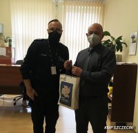 policjant z dyrektorem szkoły