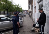 interwencja prowadzona przez policjantów wobec dwóch mężczyzn