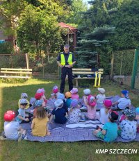 policjant ruchu drogowego podczas spotkania z dziećmi