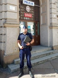Umundurowany dzielnicowy sierżant sztabowy Daniel Stefański przed wejściem do Komisariatu Szczecin - Niebuszewo