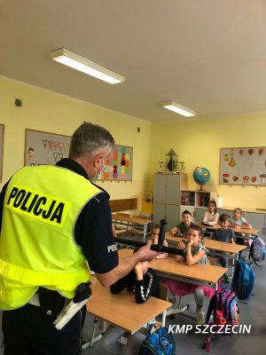 Policjant Wydziału Ruchu Drogowego odwiedził pierwszoklasistów oraz przedszkolaków