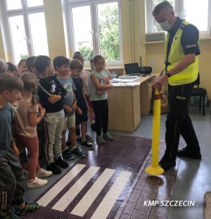 Policjant Wydziału Ruchu Drogowego odwiedził pierwszoklasistów oraz przedszkolaków