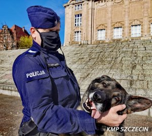 Funkcjonariusz policji ze swoim czworonożnym partnerem, Karłem