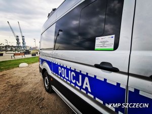 Ambulans Pogotowia Ruchu Drogowego na tle panoramy Szczecina