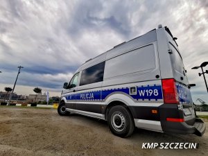 Ambulans Pogotowia Ruchu Drogowego na tle panoramy Szczecina