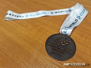 Brązowy medal leżący na biurku
