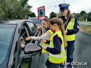 Uczniowie SP nr 37 w Szczecinie wręczający kierowcom odblaski