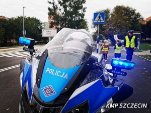 Policyjny motocykl z włączonymi sygnałami błyskowymi