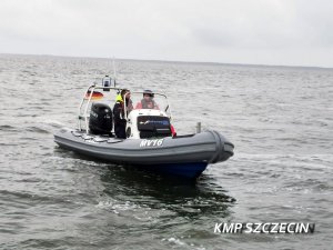Policyjna Łódź motorowa w trakcie działań na wodzie