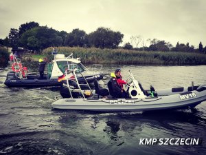 Policyjna Łódź motorowa w trakcie działań na wodzie