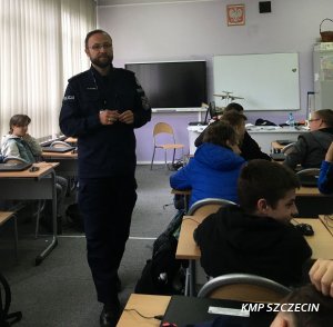 O cyberprzemocy i odpowiedzialności karnej małoletnich – kolejne spotkanie szczecińskiej młodzieży z policjantem