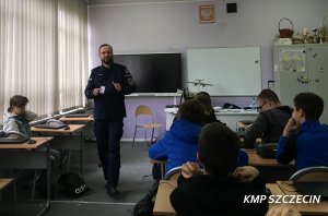 O cyberprzemocy i odpowiedzialności karnej małoletnich – kolejne spotkanie szczecińskiej młodzieży z policjantem