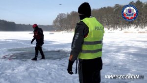Policjanci ostrzegają przed wchodzeniem na niebezpieczny lód