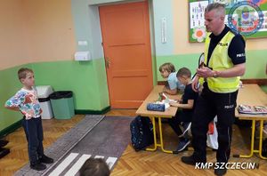 Wizyta policjanta Ruchu Drogowego w Szkole Podstawowej