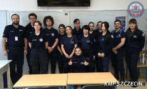 Kolejne zajęcia z klasą policyjną – funkcjonariusz z KMP w Szczecinie opowiedział o zadaniach i roli Oddziału Prewencji