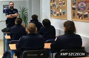 Kolejne zajęcia z klasą policyjną – funkcjonariusz z KMP w Szczecinie opowiedział o zadaniach i roli Oddziału Prewencji