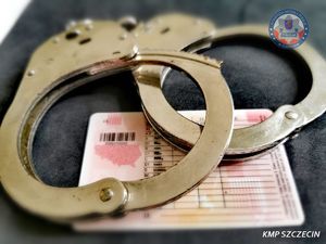 Pasażer z auta uczestniczącego w kolizji okazał się poszukiwany