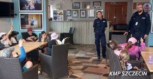 BEZPIECZNE WAKACJE 2022: Kontrole letniego wypoczynku z Sanepidem – szczecińscy policjanci z wizytą na półkolonii