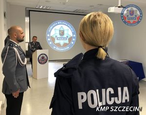 Nowi policjanci w Komendzie Miejskiej w Szczecinie złożyli ślubowanie. Po dzisiejszych uroczystościach rozpoczną studia oficerskie w Wyższej Szkole Policji w Szczytnie