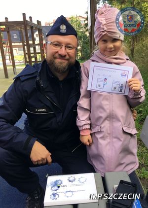 Przedszkolne spotkanie edukacyjne z policjantem