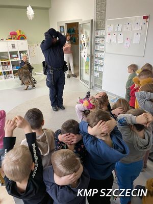 Pies służbowy, jako pomocnik Mikołaja w odwiedzinach u przedszkolaków