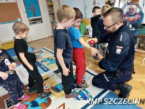 Spotkanie edukacyjne w przedszkolu z policjantami Wydziału Prewencji