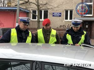 Szczecińscy Policjanci we współpracy z funkcjonariuszami Żandarmerii Wojskowej z lądu i powietrza sprawdzali zachowania kierowców na przejściach dla pieszych