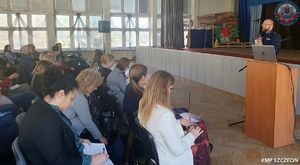Policjanci na konferencji edukacyjnej „Wsparcie ucznia w kryzysie i sposoby radzenia sobie przez dzieci i młodzież z tendencjami suicydalnymi”
