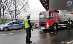 Szczecińscy policjanci wyeliminowali z dróg kolejnych amatorów jazdy „na podwójnym gazie”. Bądźmy odpowiedzialni i rozsądni podczas świątecznego podróżowania