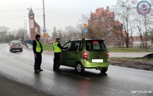 Szczecińscy policjanci wyeliminowali z dróg kolejnych amatorów jazdy „na podwójnym gazie”. Bądźmy odpowiedzialni i rozsądni podczas świątecznego podróżowania