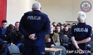 Komendant Komisariatu Policji Szczecin Pogodno zachęcał maturzystów do wstąpienia w nasze szeregi