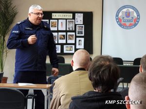 Komendant Komisariatu Policji Szczecin Pogodno zachęcał maturzystów do wstąpienia w nasze szeregi