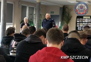 Komendant Komisariatu Policji Szczecin Pogodno zachęcał maturzystów do wstąpienia w nasze szeregi