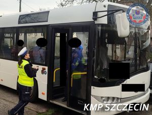 Pijany kierowca autobusu wiózł pasażerów. Podróż skutecznie przerwali mu w Szczecinie policjanci