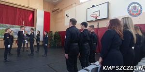 Pożegnanie absolwentów klas mundurowych VII LO w Szczecinie