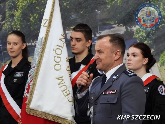 Pożegnanie absolwentów klas mundurowych VII LO w Szczecinie