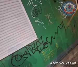 Czujne oko monitoringu wypatrzyło młodzieńców malujących graffiti