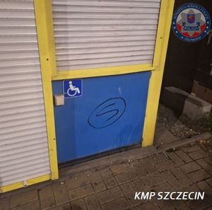 Czujne oko monitoringu wypatrzyło młodzieńców malujących graffiti