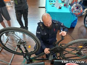 Rowerowe miasteczko ze szczecińskimi policjantami. Można było oznakować swój jednoślad