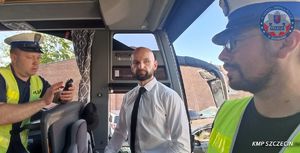 Kontrole autobusów – szczecińscy policjanci dbają o bezpieczeństwo podróżujących