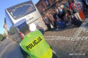 Kontrole autobusów – szczecińscy policjanci dbają o bezpieczeństwo podróżujących