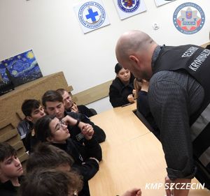 „Promocja Zawodu Policjanta” – kolejni uczniowie klas maturalnych w Szczecinie poznali kulisy służby w Policji