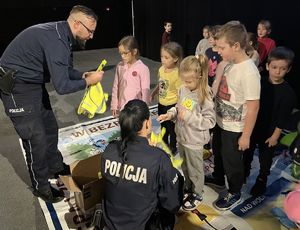 Policjanci na służbie w kinie? Tak! Z wartościowym przekazem na temat bezpieczeństwa dla najmłodszych