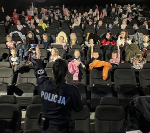 Policjanci na służbie w kinie? Tak! Z wartościowym przekazem na temat bezpieczeństwa dla najmłodszych