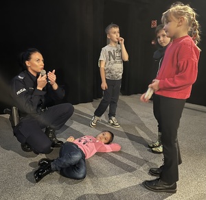 Policjanci na służbie w kinie? Tak! Z wartościowym przekazem na temat bezpieczeństwa dla najmłodszych